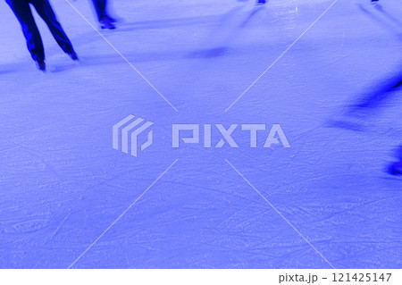 ライトアップされたアイススケートリンク 121425147