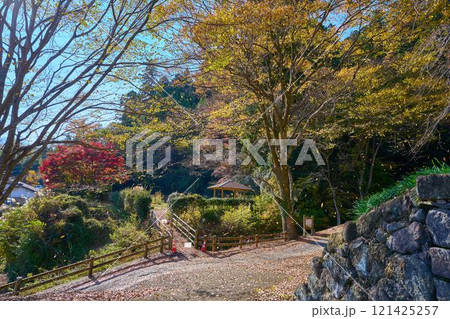 秋の群馬県富岡市の妙義神社参道から大牛川と橋、東屋方面を見る 秋の群馬県富岡市の妙義神社参道から大牛川と橋、東屋方面を見る 121425257