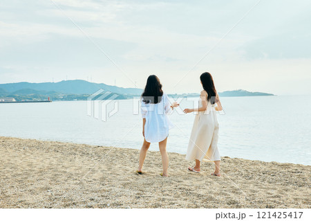夏の海岸を歩く女性 夏の海岸を歩く女性 121425417