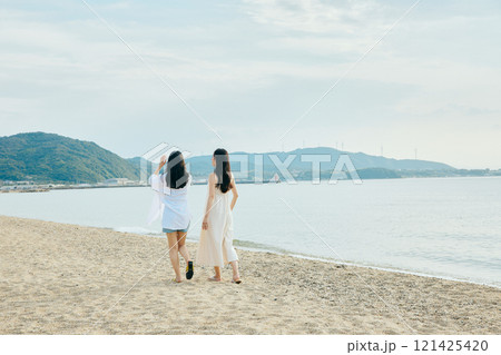 夏の海岸を歩く女性 夏の海岸を歩く女性 121425420