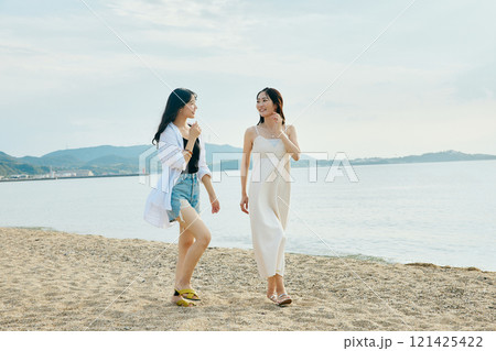 夏の海岸を歩く女性 夏の海岸を歩く女性 121425422
