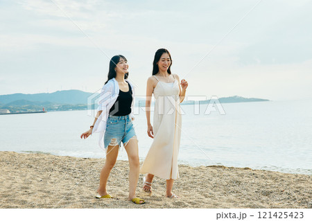 夏の海岸を歩く女性 121425423