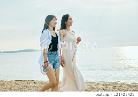 夏の海岸を歩く女性 121425425