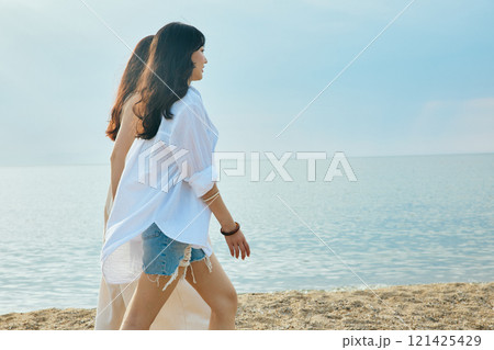 夏の海岸を歩く女性 夏の海岸を歩く女性 121425429