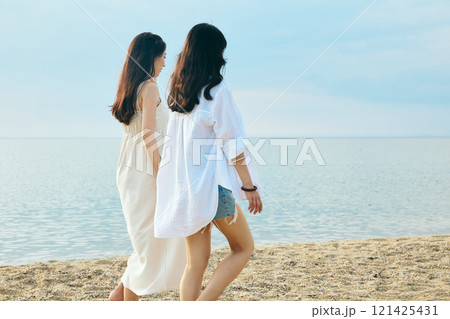 夏の海岸を歩く女性 121425431