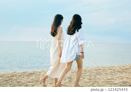夏の海岸を歩く女性 121425433