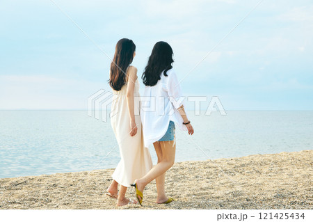 夏の海岸を歩く女性 121425434