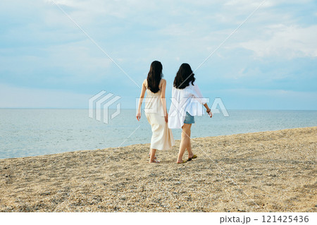 夏の海岸を歩く女性 121425436