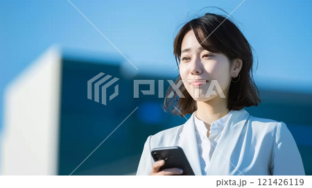 携帯電話を持つ日本人女性 121426119