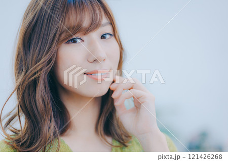 ワンピースの女性 ポートレート 121426268