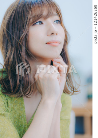 ワンピースの女性 ポートレート ワンピースの女性 ポートレート 121426269