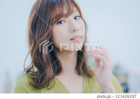 ワンピースの女性 ポートレート 121426287