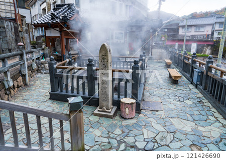 兵庫県新温泉町 湯村温泉 湯けむりの荒湯 兵庫県新温泉町 湯村温泉 湯けむりの荒湯 121426690