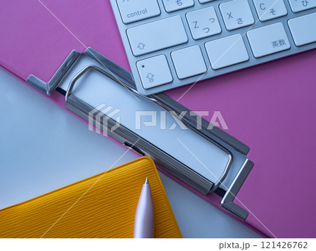 テーブルに置かれたバインダーとキーボードと手帳 121426762