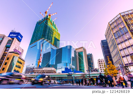 日本の東京都市景観 イブ・賑わう日本橋北詰や日本橋一丁目の再開発事業などを望む＝令和6年12月24日 121426819
