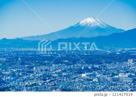 【神奈川県】横浜ランドマークタワーから望む西横浜の街並みと富士山 121427019