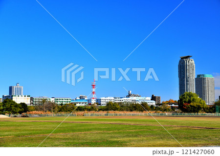 荒川河川敷(東京区北区)より川口市方面を望む(埼玉県川口市)【2024.11】 121427060