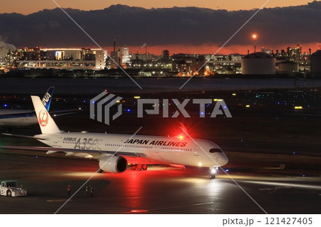 夜の羽田空港 夜間飛行に向かう旅客機 夜の羽田空港 夜間飛行に向かう旅客機 121427405
