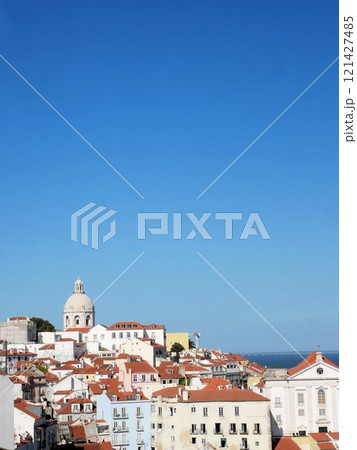 ポルトガル、リスボン　アルファマの美しい町並みと青空 121427485