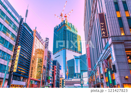 日本の東京都市景観 イブ・日本橋一丁目の再開発事業などを望む＝令和6年12月24日 121427823