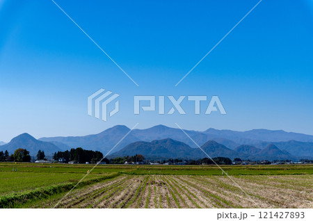 秋の田園風景と船形連峰 秋の田園風景と船形連峰 121427893