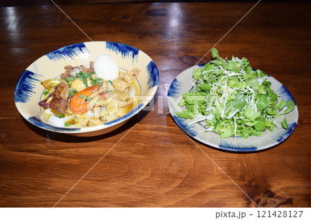 ベトナム料理ミークアンと野菜 121428127