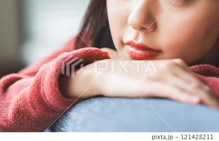 室内の女性ポートレート 室内の女性ポートレート 121428211