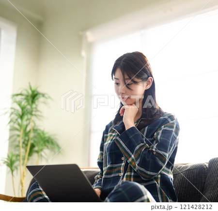 室内の女性ポートレート 室内の女性ポートレート 121428212