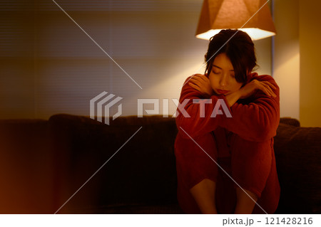 室内の女性ポートレート 121428216