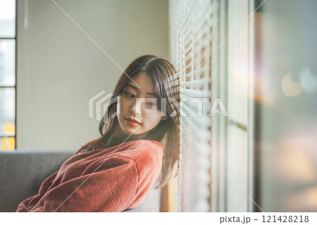 室内の女性ポートレート 121428218