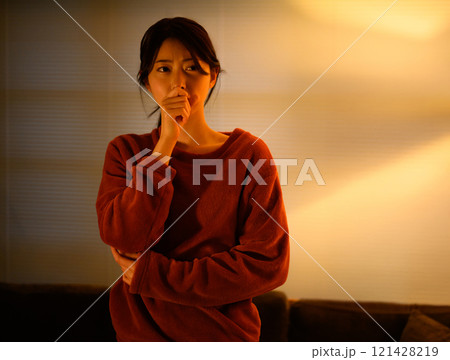 室内の女性ポートレート 121428219