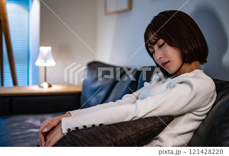 室内の女性ポートレート 121428220