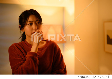 室内の女性ポートレート 室内の女性ポートレート 121428221
