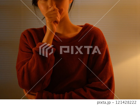 室内の女性ポートレート 121428222