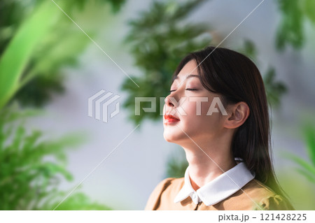 室内の女性ポートレート 121428225