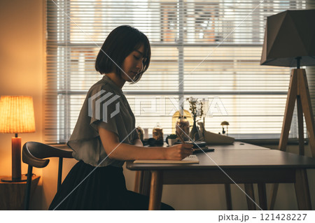 室内の女性ポートレート 121428227