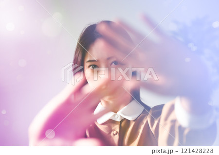 室内の女性ポートレート 室内の女性ポートレート 121428228