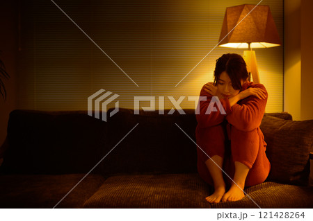 室内の女性ポートレート 室内の女性ポートレート 121428264
