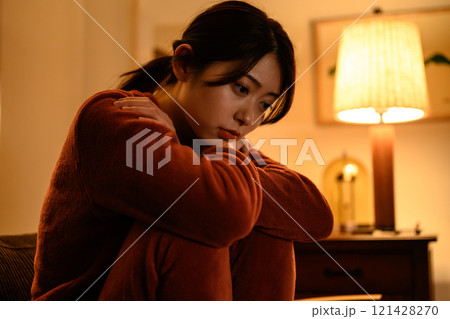室内の女性ポートレート 室内の女性ポートレート 121428270