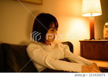 室内の女性ポートレート 室内の女性ポートレート 121428271