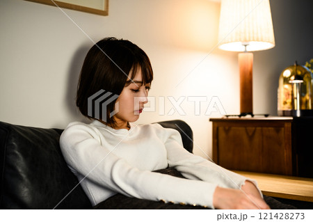 室内の女性ポートレート 121428273