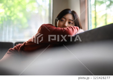室内の女性ポートレート 121428277