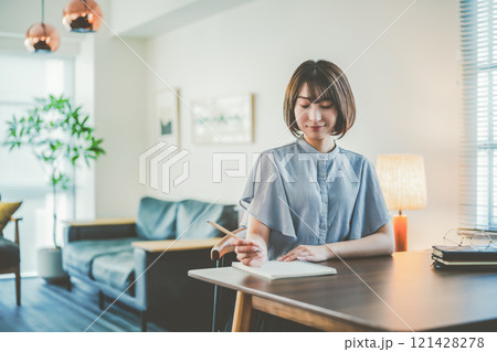 室内の女性ポートレート 121428278