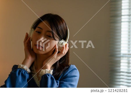 室内の女性ポートレート 室内の女性ポートレート 121428281