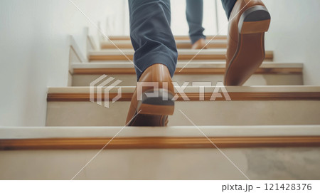 階段を上がるビジネスマン 121428376