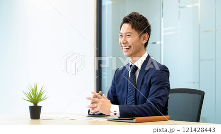笑顔で対話・商談をする男性ビジネスマン 121428443