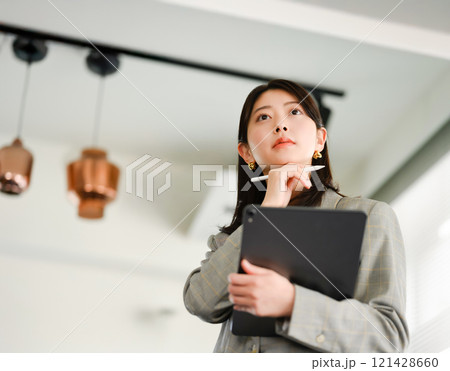室内の女性ポートレート 121428660