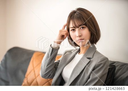 室内の女性ポートレート 121428663