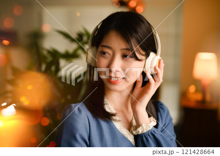 室内の女性ポートレート 121428664