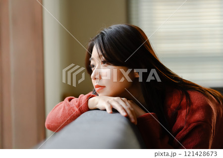 室内の女性ポートレート 室内の女性ポートレート 121428673
